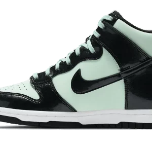 Plongez dans l'élégance sportive avec la Dunk High All Star. Une sneaker emblématique qui célèbre l'excellence du basketball et du style.