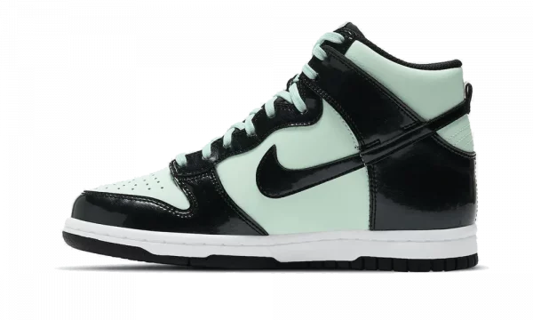 Plongez dans l'élégance sportive avec la Dunk High All Star. Une sneaker emblématique qui célèbre l'excellence du basketball et du style.