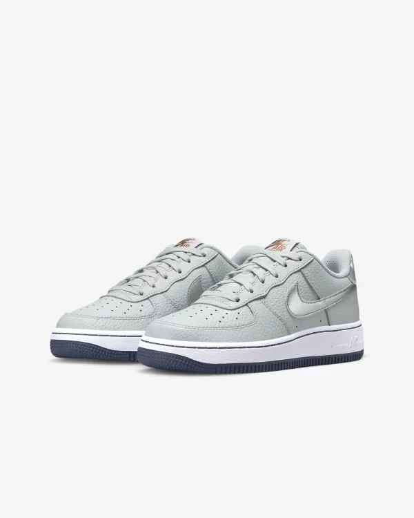 Brillez avec l'élégance intemporelle de la Nike Air Force 1 Silver. Une chaussure iconique qui allie style et sophistication pour une allure incomparable.