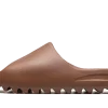 Explorez l'essence du luxe décontracté avec la Yeezy Slide Flax. Une sandale emblématique qui marie confort et style avec élégance.