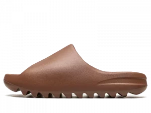 Explorez l'essence du luxe décontracté avec la Yeezy Slide Flax. Une sandale emblématique qui marie confort et style avec élégance.