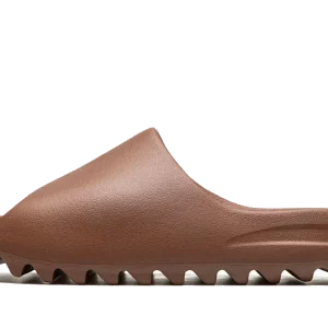 Explorez l'essence du luxe décontracté avec la Yeezy Slide Flax. Une sandale emblématique qui marie confort et style avec élégance.