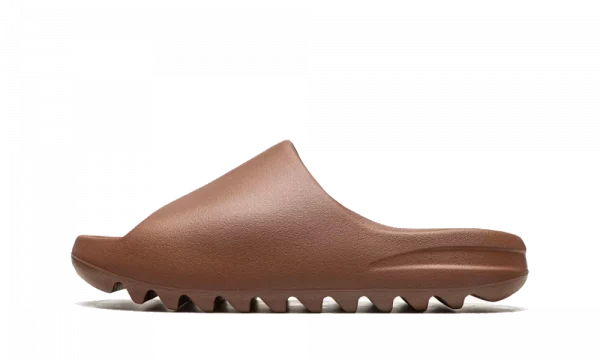 Explorez l'essence du luxe décontracté avec la Yeezy Slide Flax. Une sandale emblématique qui marie confort et style avec élégance.