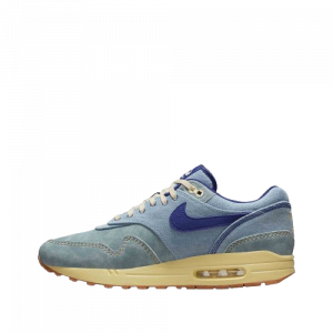 Plongez dans l'authenticité du denim avec la Nike Air Max 1 PRM Dirty Denim. Une fusion de style vintage et de confort contemporain pour une allure décontractée et élégante à chaque pas.