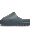 Découvrez le confort ultime avec la Yeezy Slide Slate Grey. Une sandale minimaliste conçue pour offrir une sensation de légèreté et de style décontracté.