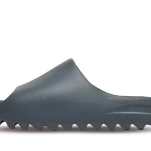 Découvrez le confort ultime avec la Yeezy Slide Slate Grey. Une sandale minimaliste conçue pour offrir une sensation de légèreté et de style décontracté.
