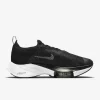 Découvrez la puissance de la Nike Air Zoom Tempo. Une combinaison dynamique de vitesse et de confort, prête à vous propulser vers de nouveaux sommets.