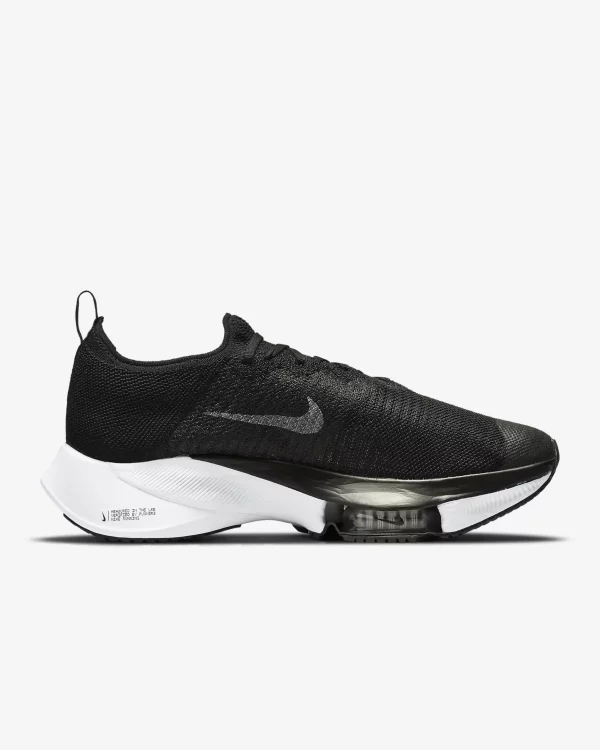 Découvrez la puissance de la Nike Air Zoom Tempo. Une combinaison dynamique de vitesse et de confort, prête à vous propulser vers de nouveaux sommets.