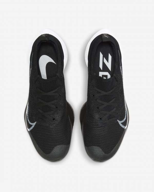 Découvrez la puissance de la Nike Air Zoom Tempo. Une combinaison dynamique de vitesse et de confort, prête à vous propulser vers de nouveaux sommets.