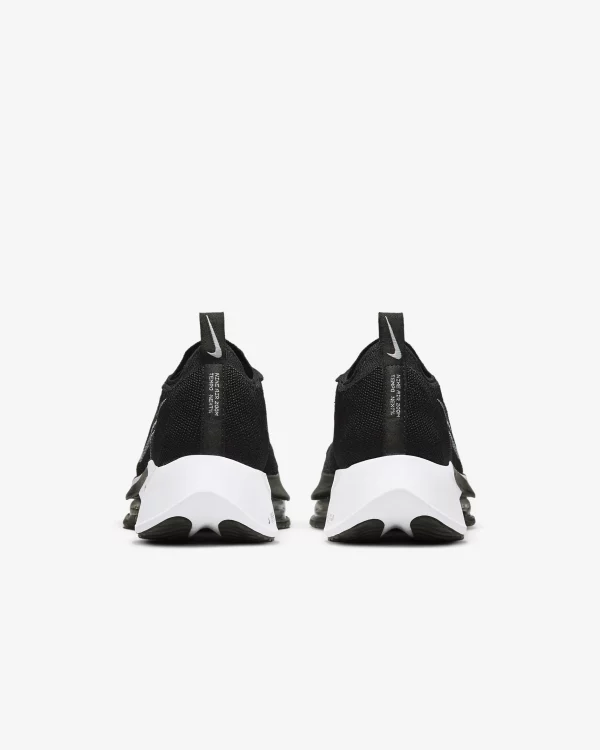 Découvrez la puissance de la Nike Air Zoom Tempo. Une combinaison dynamique de vitesse et de confort, prête à vous propulser vers de nouveaux sommets.