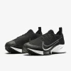 Découvrez la puissance de la Nike Air Zoom Tempo. Une combinaison dynamique de vitesse et de confort, prête à vous propulser vers de nouveaux sommets.