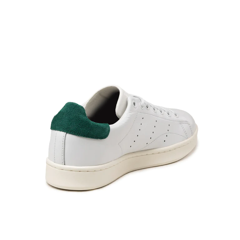 Découvrez l'élégance intemporelle de l'Adidas Stan Smith H. Une icône du style urbain qui incarne le minimalisme chic avec une touche de sophistication.