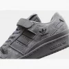 Redécouvrez l'héritage classique avec l'Adidas Forum Low J. Une icône de la sneaker réinventée pour la nouvelle génération de streetwear.