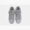 Redécouvrez l'héritage classique avec l'Adidas Forum Low J. Une icône de la sneaker réinventée pour la nouvelle génération de streetwear.