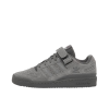 Redécouvrez l'héritage classique avec l'Adidas Forum Low J. Une icône de la sneaker réinventée pour la nouvelle génération de streetwear.