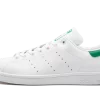 Explorez l'essence intemporelle de l'Adidas Stan Smith. Une sneaker emblématique qui incarne le style minimaliste et la sophistication décontractée.