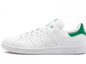 Explorez l'essence intemporelle de l'Adidas Stan Smith. Une sneaker emblématique qui incarne le style minimaliste et la sophistication décontractée.