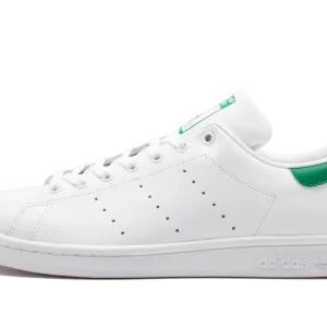 Explorez l'essence intemporelle de l'Adidas Stan Smith. Une sneaker emblématique qui incarne le style minimaliste et la sophistication décontractée.